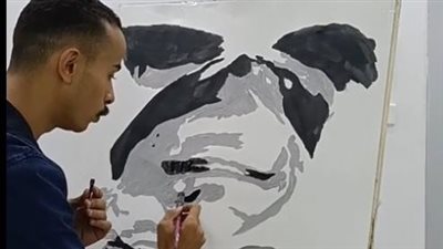 الرسم بالمقلوب.. مهارة فريدة لابن الإسماعيلية 