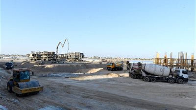 تمهيدًا لتسليمها.. الإسكان تسرع وتيرة تنفيذ الطرق للأراضي البديلة بمنطقة شمس الحكمة