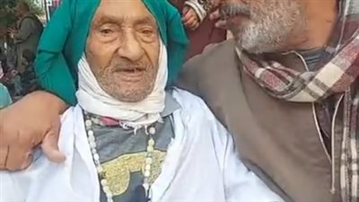 يهيم بذكر الله ورسوله.. أكبر معمر بالمنيا يغرد في رحاب مقام الفولي