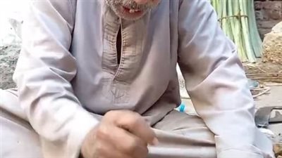 إيده تتلف في حرير.. عم خميس أشهر صانع سلال من الجريد منذ 30 عامًا| فيديو