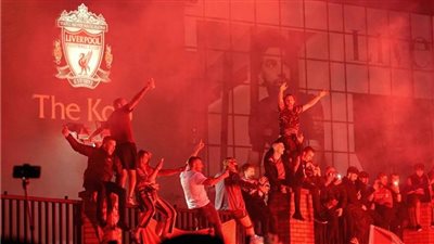 بالألعاب النارية.. هجوم جمهور ليفربول على فندق ريال مدريد (فيديو)