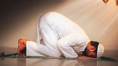 هل السرحان في الصلاة يبطلها ؟ .. أمين الفتوى يحسم الجدل 