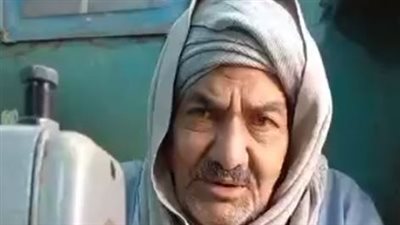 إيده تتلف في حرير.. عم بخيت أقدم خياط جلاليب بلدي في قنا