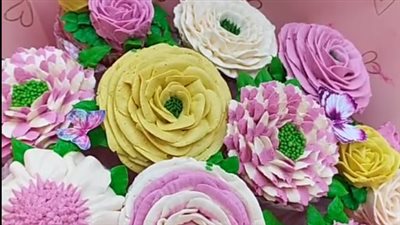 نورا إسماعيل تبدع في رسم لوحات الورود على الكعك بالزقازيق.. جولة في عالم الخيال