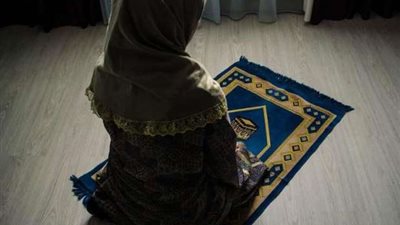 هل يجوز أن أصلي ورجلي مكشوفة؟.. أمين الفتوى يحسم الجدل