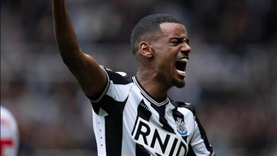 إيزاك يقود نيوكاسل للتقدم على ليفربول الشوط الأول بالدوري الإنجليزي الممتاز