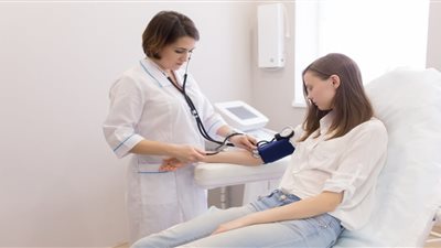 هل انخفاض الضغط يسبب وجع الرأس؟.. الأسباب والعلاج والوقاية