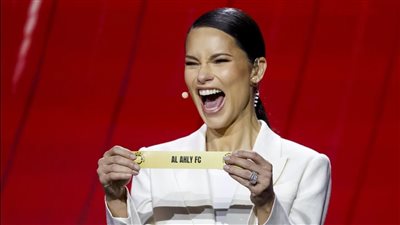 من هي أدريانا ليما Adriana Lima عارضة الأزياء البرازيلية وتميمة حظ الأهلي؟