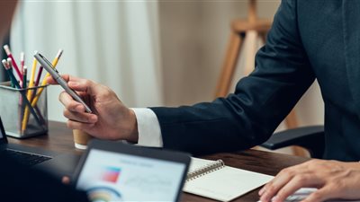 حكم تأجيل العمل لوقت الساعات الإضافية .. الإفتاء: محرم في هذه الحالات