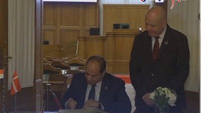 الرئيس السيسي يوقع في سجل كبار الزوار بالبرلمان الدنماركي