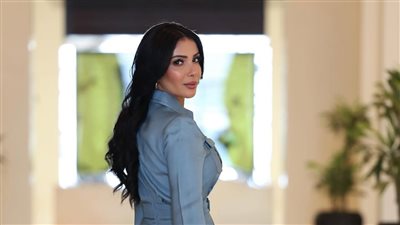  منى زكي تبرز أنوثتها بجامبسوت محتشم في مهرجان البحر الأحمر بالسعودية