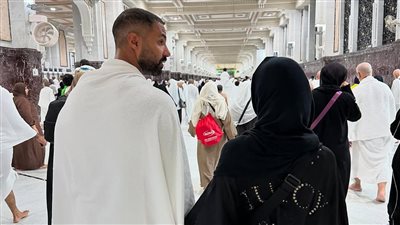 كريم فهمي وزوجته يؤديان مناسك العمرة بعد التألق في مهرجان البحر الأحمر