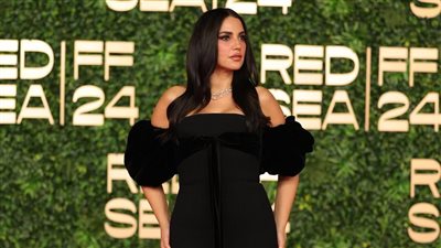 درة في مهرجان البحر الأحمر تواصل تألقها بفستان أسود أنيق (صور)