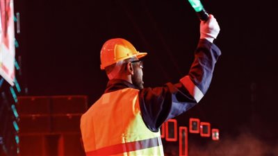 أحمد سعد يتخفى في ملابس مهندس ويفاجئ جمهور ميدل بيست| صور