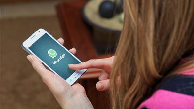 حكم الزوجة التي تفتش في هاتف زوجها.. هيئة كبار العلماء تفجر مفاجأة 