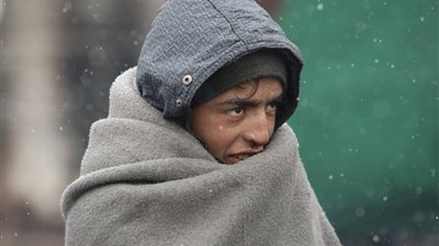 هل يجوز التبرع بالملابس الثقيلة للفقراء؟.. الأزهر للفتوى يجيب