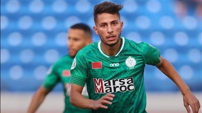 الرجاء المغربي يعلن فسخ عقد الجزائري يسري بوزوق لأسباب سياسية