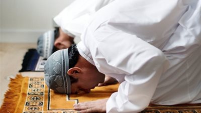 هل يصح قراءة الفاتحة فقط في الصلاة؟ .. الإفتاء توضح 