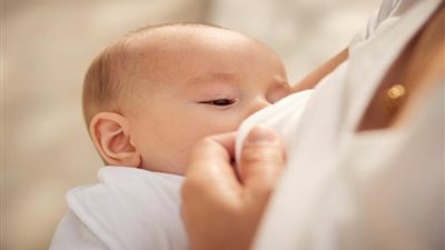 هل يحق للزوجة عدم إرضاع ابنها للحفاظ على رشاقتها ؟.. رد صادم من علي جمعة 