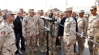 الفريق أحمد خليفة يتفقد المنظومة التعليمية والتدريبية بـ معهد ضباط الصف المعلمين