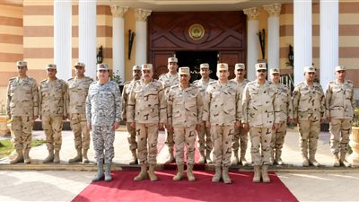 وزير الدفاع يتفقد أحد تشكيلات قوات الدفاع الجوي ويلتقي عددًا من المقاتلين