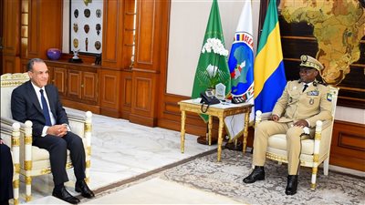 وزير الخارجية والهجرة يلتقي الرئيس الجابوني خلال زيارته إلى ليبرفيل