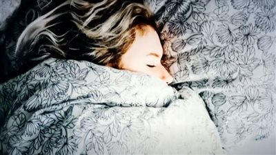 النوم على الظهر أم الجانب .. أي وضعية نوم أفضل لصحتك؟