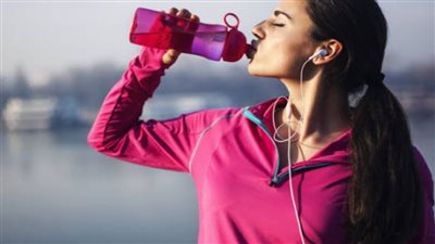 شرب الماء أثنا ممارسة الرياضة: الكمية المناسبة والوقت الملائم