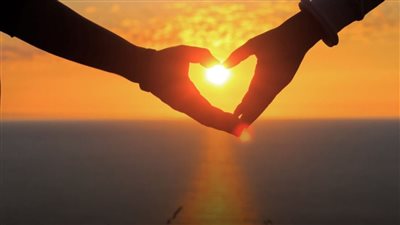 لغات الحب الخمس: ليست فقط الهدايا .. تعرف عليها 