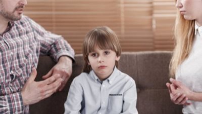 حكم منع الأبناء من رؤية أحد الوالدين بعد الطلاق.. الإفتاء تجيب