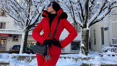 أسما إبراهيم تبهر متابعيها خلال جلسة تصوير بالأحمر في الجليد (صور) 