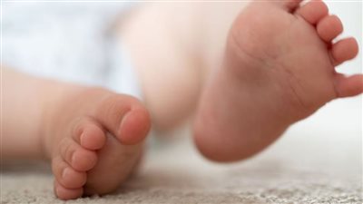 وفاة طفل تثير الجدل في بريطانيا... السبب 