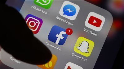 حكم صلة الرحم عبر وسائل الاتصال الاجتماعي.. الإفتاء تجيب