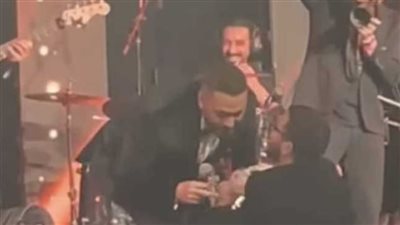 تامر حسني يقلد عادل إمام برأس السنة 2025 في دبي|فيديو