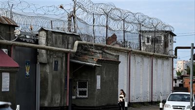 سجين يحتجز رهائن في سجن فرنسي وسط حالة من الرعب.. ما القصة؟