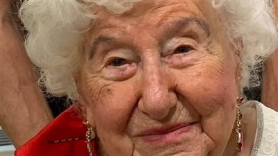 أكبر معمرة في العالم تحتفل بعيد ميلادها الـ106.. السر: نظرتها إلى الحياة|فيديو