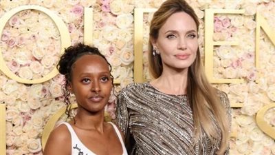 أنجلينا جولي وابنتها بالتبني على السجادة الحمراء في حفل جولدن جلوب 2025