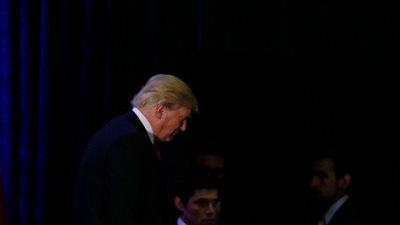 تنكيس الأعلام الأمريكية في حفل تنصيب ترامب .. الرئيس المنتخب يشعر بالإحباط