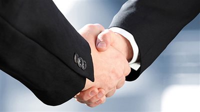 ما حكم مصافحة الرجل للمرأة باليد؟.. الإفتاء تحسم الجدل