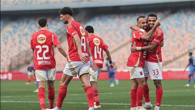 الأهلي ينفرد بصدارة الدوري بعد انتصاره على سموحة بثنائية (فيديو)
