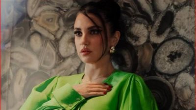 درة تتألق في بلوزة ستان باللون الأخضر وتنورة لامعة (صور)