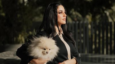 صور درة .. تتصدر التريند بسبب شورت قصير وكلب لولو 