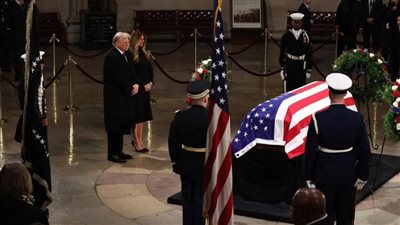 ترامب يلقي نظرة الوداع على جثمان جيمي كارتر مع زوجته|فيديو