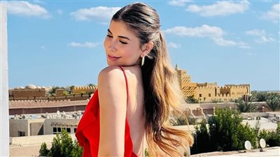 فستان أحمر مكشوف بالكامل من الظهر.. صور ملك قورة تشعل السوشيال ميديا
