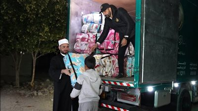 برعاية شيخ الأزهر.. توزيع آلاف البطاطين والملابس الشتوية في جنوب سيناء
