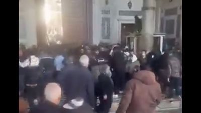 فيديو حادث المسجد الأموي يثير أزمة في سوريا ومحافظ دمشق يتوعد