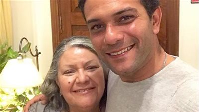 والدة آسر ياسين في تجربة بودكاست جديدة.. الفنان: استمعوا لكلمات أمي الدافئة (فيديو)