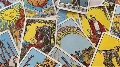 توقعات بطاقات التارو لكل برج في 18 يناير 2025