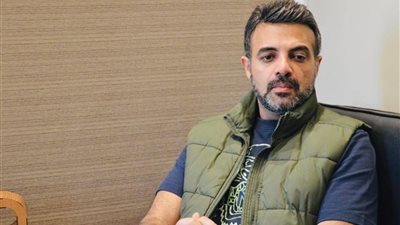 عمرو محمود ياسين ينعى والد ياسمين عبد العزيز