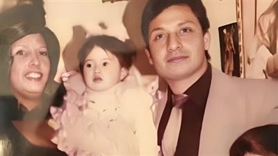 ياسمين عبد العزيز تشارك صور طفولتها مع والدها بعد فاته بألبوم ذكريات